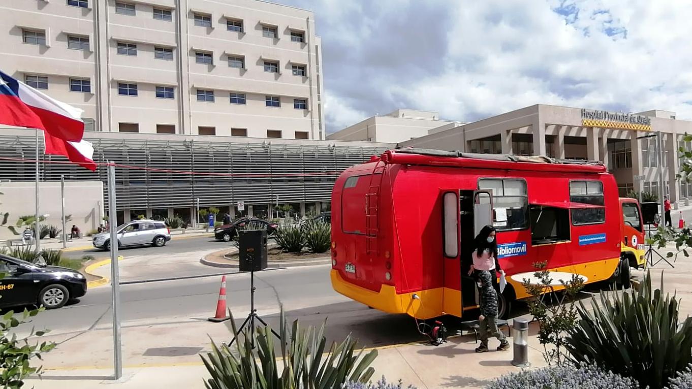 El bibliomóvil instalado en el frontis del hospital local