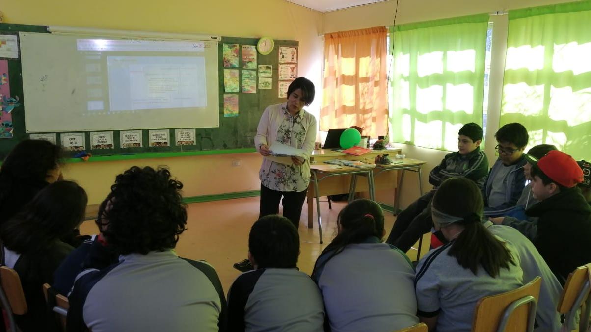 En la iLorena Arenas junto a estudiantes en un taller de redacción creativa en 2023