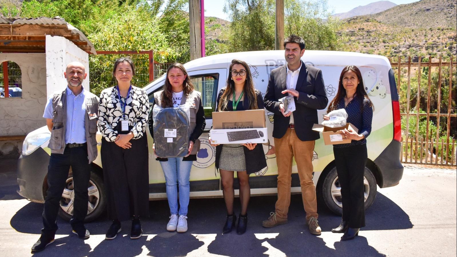 El director regional del Serpat junto a la alcaldesa (s) de Río Hurtado al costado del bibliomóvil de esa comuna