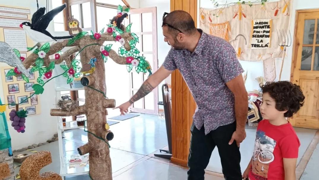 La exposición reúne el trabajo de niños y niñas de jardines infantiles Junji