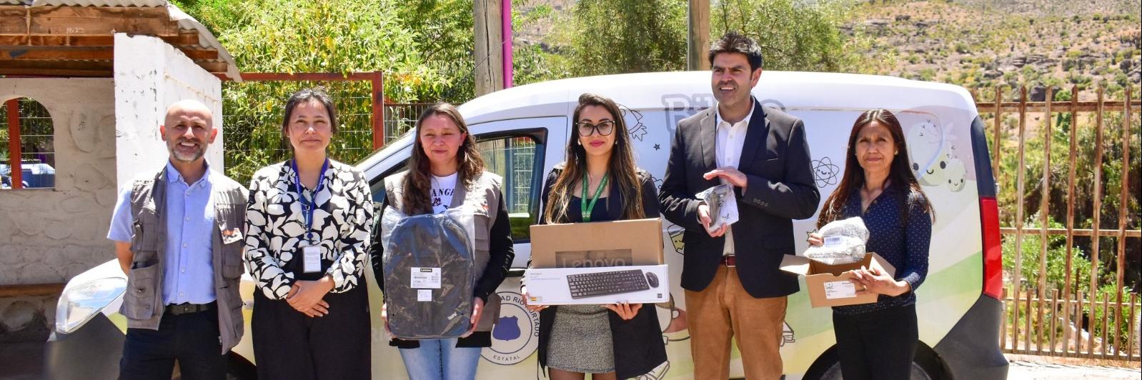 El director regional del Serpat junto a la alcaldesa (s) de Río Hurtado al costado del bibliomóvil de esa comuna