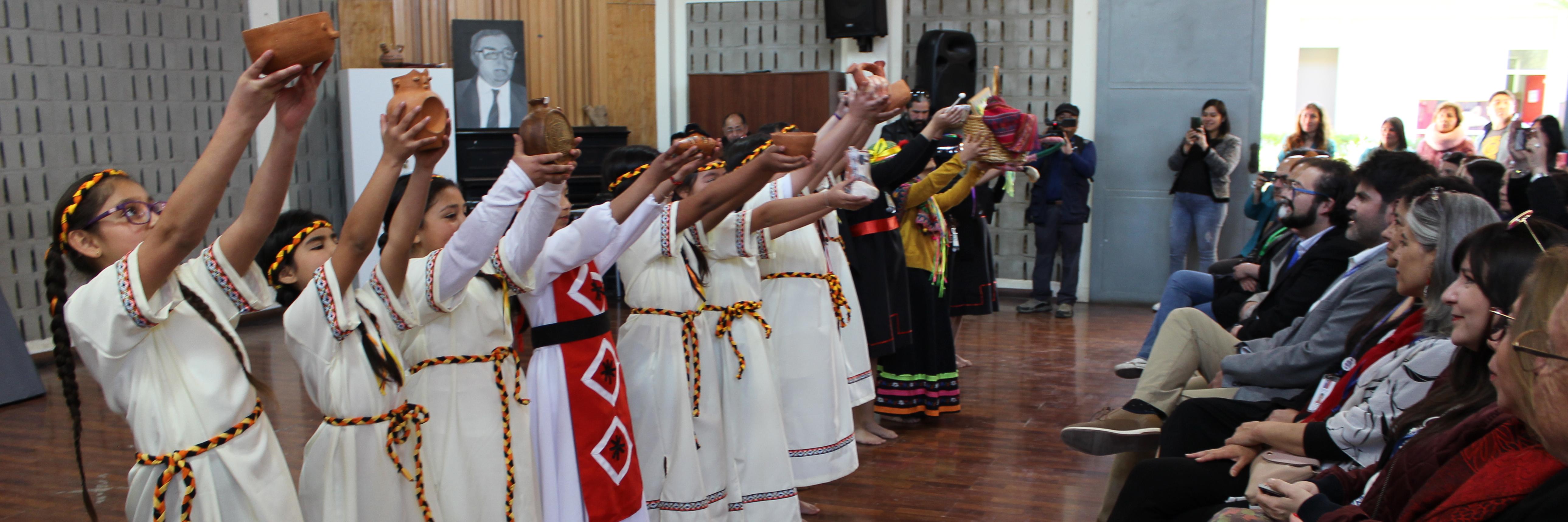 Estudiantes en ceremonia de lanzamiento de Noche de museos 2024