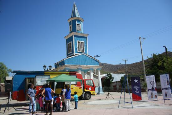 El bibliomóvil instalado en la localidad de Chañaral Alto, Monte Patria.