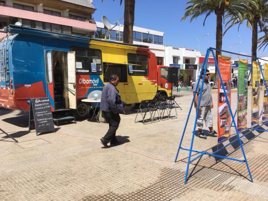 El Dibamóvil con la exposición sobre bibliotecas móviles