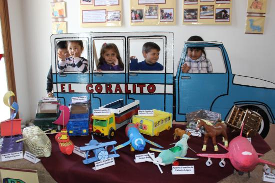 Niños junto a una de las creaciones de su jardín y que recuerda un viejo medio de transporte rural de la zona