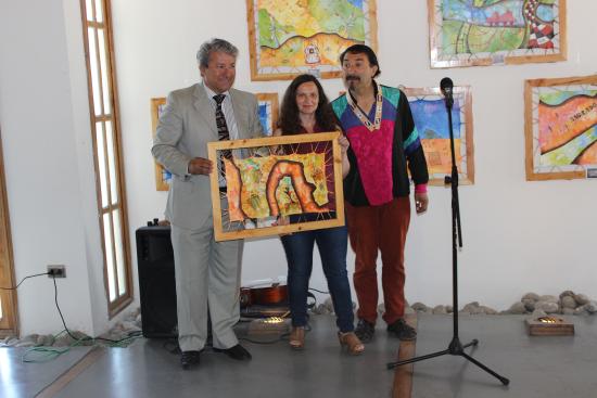 De izquierda a derecha, Jaime Jiménez, encargado comunal de la oficina de pueblos originarios de Coquimbo, Gabriela Carmona, directora del Museo del Limarí y Felipe Retamal Ajoyak, artista de la obra en exposición.