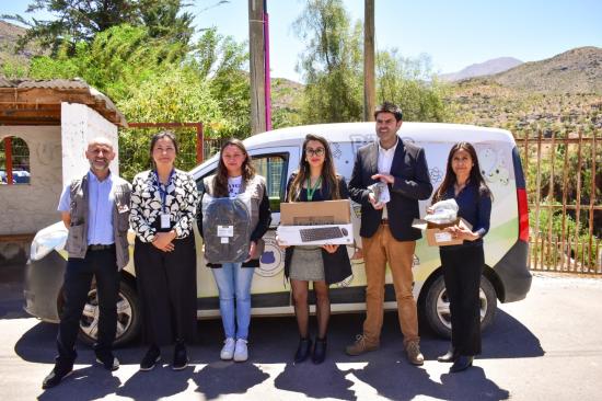 El director regional del Serpat junto a la alcaldesa (s) de Río Hurtado al costado del bibliomóvil de esa comuna