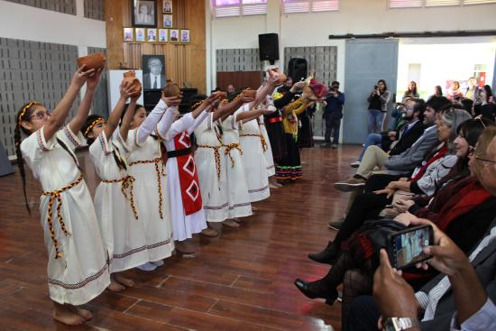 Estudiantes en ceremonia de lanzamiento de Noche de museos 2024